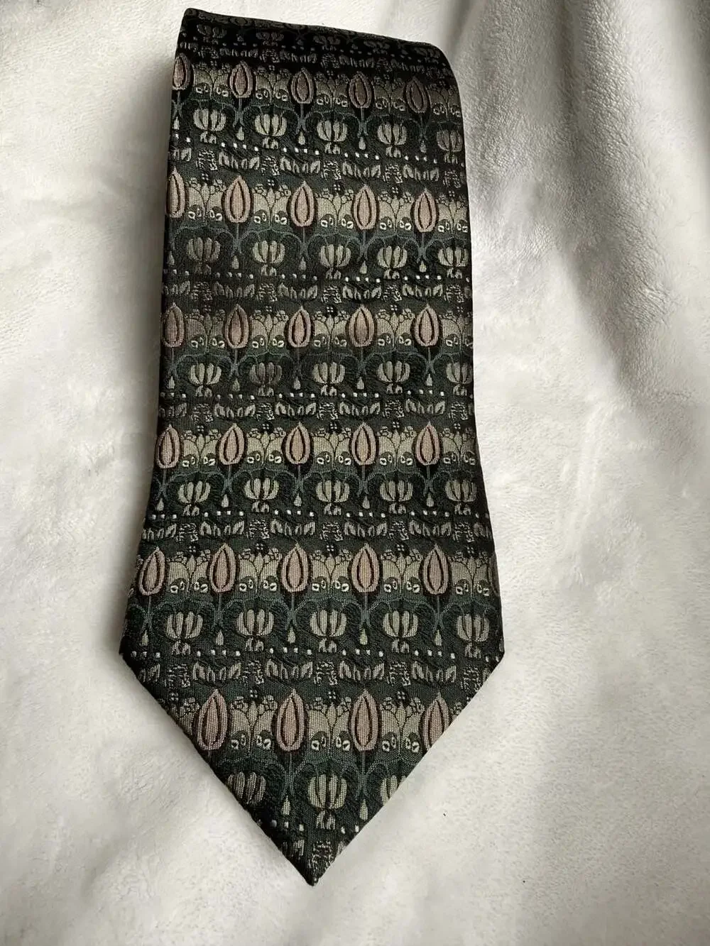 V&A Victoria and Albert Museum 100% Silk Floral Print Necktie
